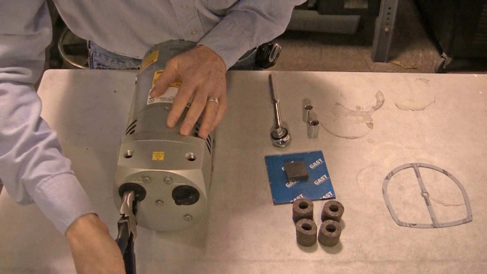 How To Rebuild WPG Rotary Vane AC Vacuum Pump 66127