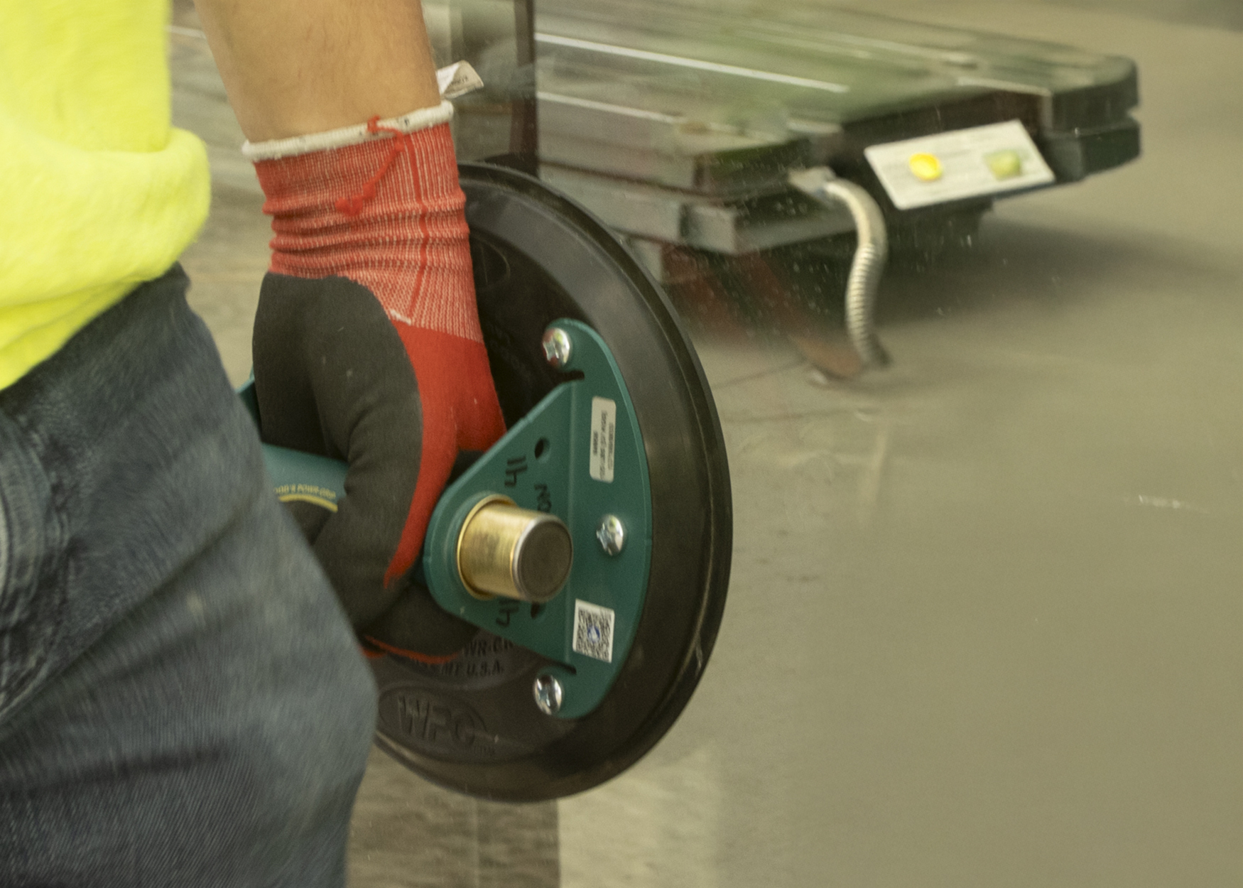 Hand-Held Vacuum Suction Cup Photo 26